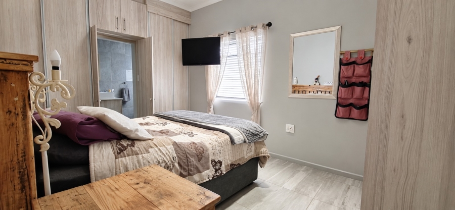 2 Bedroom Property for Sale in Hoogland Western Cape